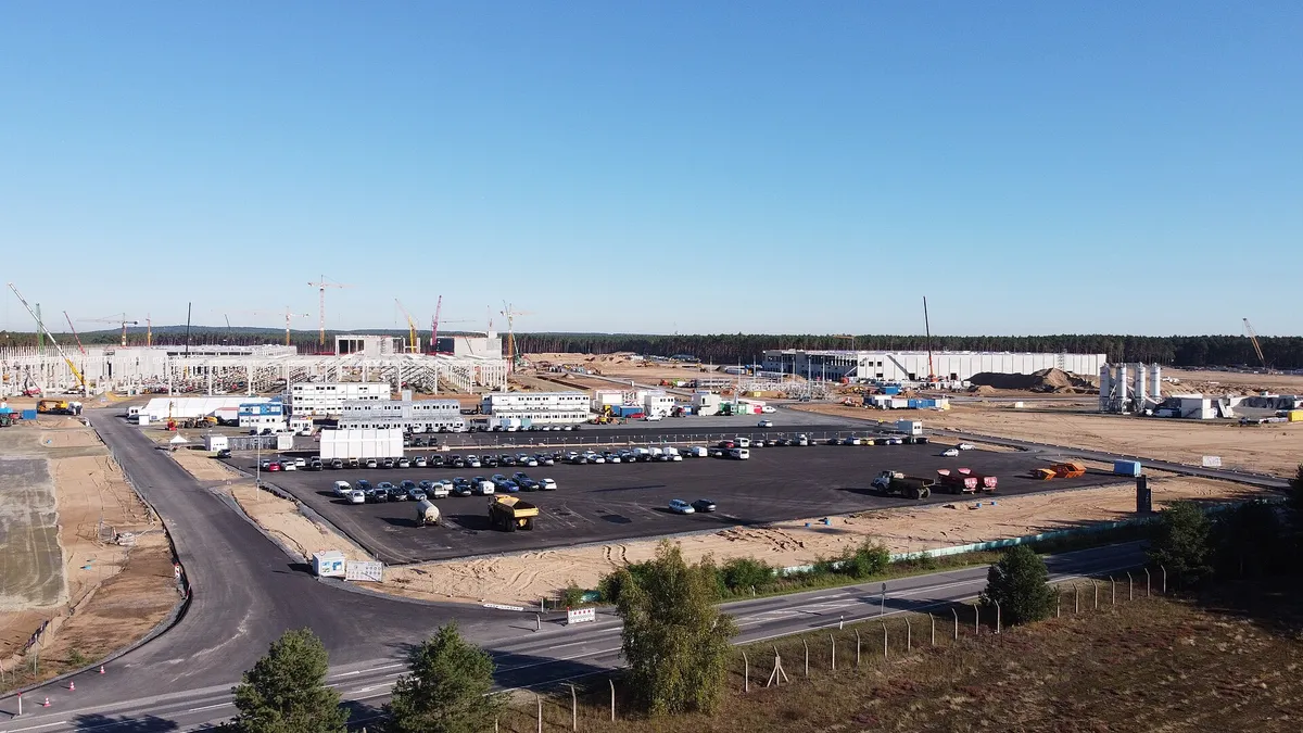 Blick auf das Gelände der Tesla Gigafactory Berlin-Brandenburg
